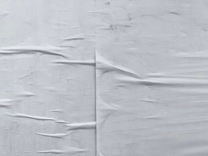 Чем подклеить обои, которые отклеились: выбираем клей и методы поклейки