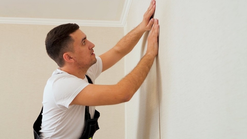 Чем подклеить обои, которые отклеились: выбираем клей и методы поклейки