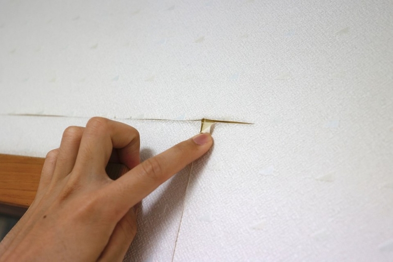 Чем подклеить обои, которые отклеились: выбираем клей и методы поклейки