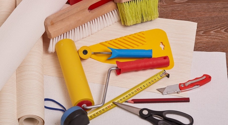 Чем подклеить обои, которые отклеились: выбираем клей и методы поклейки