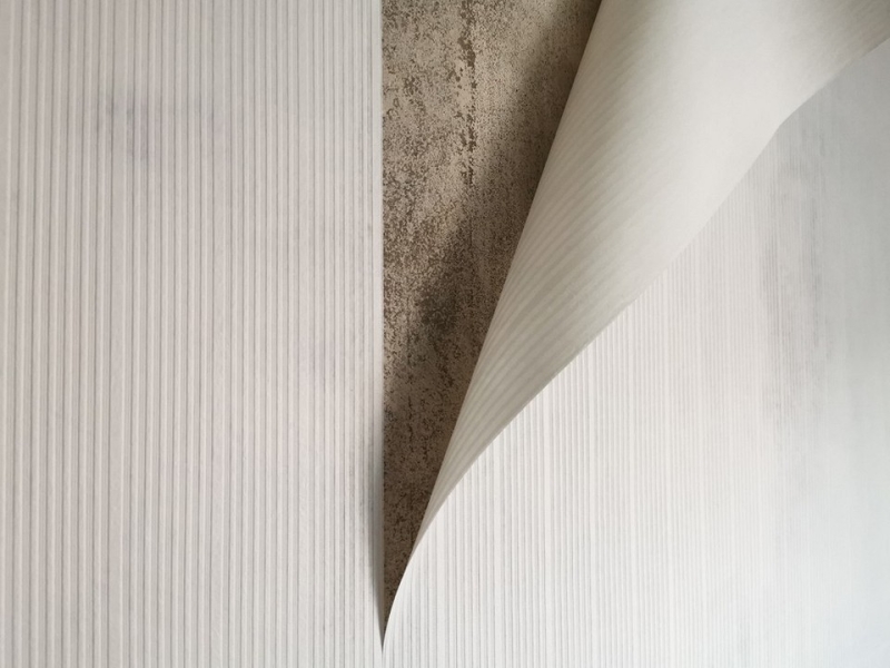 Чем подклеить обои, которые отклеились: выбираем клей и методы поклейки