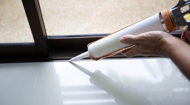 Как наносить герметик: выбираем состав и делаем ровный шов