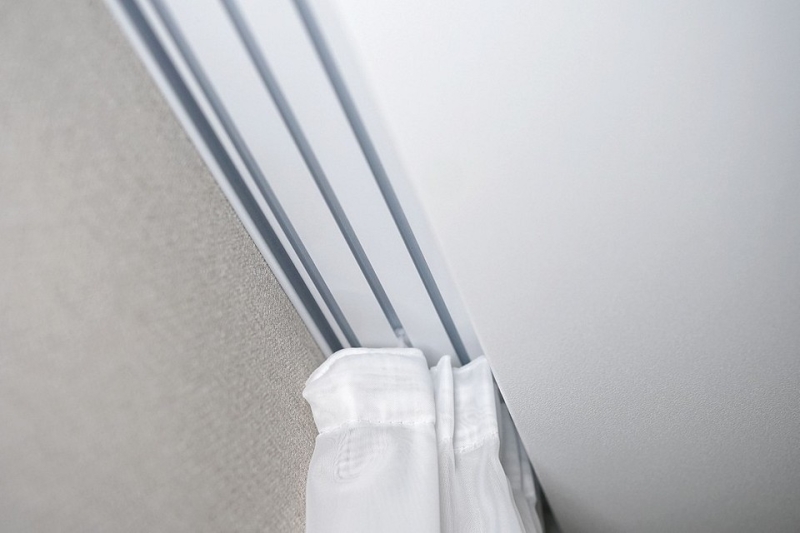 Карнизы для штор-2025: 7 трендов и советы по выбору (65 фото)