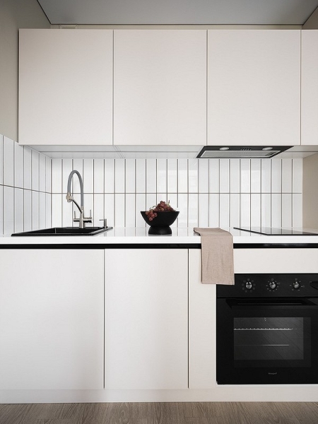 Как сделать подсветку на кухне под шкафчиками: инструкции для LED-ленты и накладных светильников