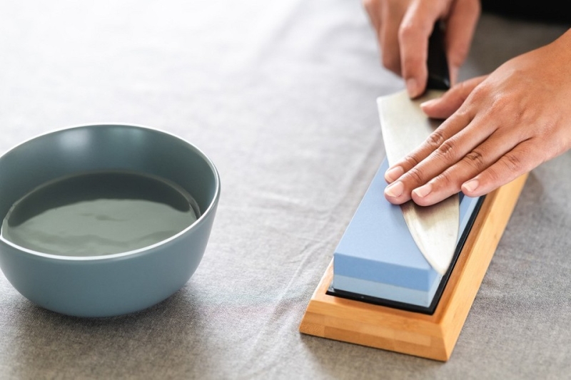 Как точить ножи на точильном камне: советы по выбору точила и пошаговая инструкция