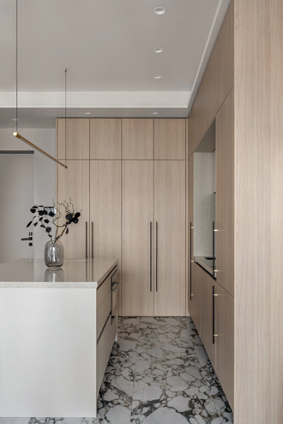 Красиво и практично: 8 классных интерьеров с плиткой на полу