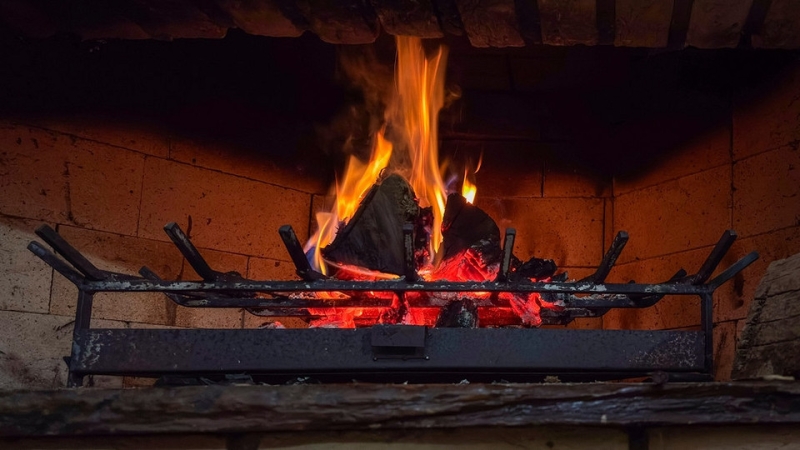 Чем отмыть дерево в бане: 8 методов борьбы с сажей и плесенью