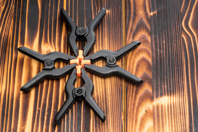 Для чего нужна струбцина: обзор полезного инструмента