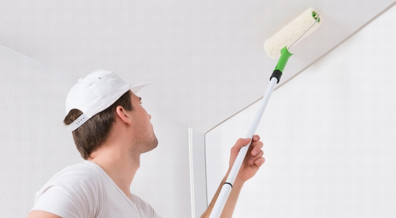 Как правильно красить потолок: пошаговая инструкция и полезные советы