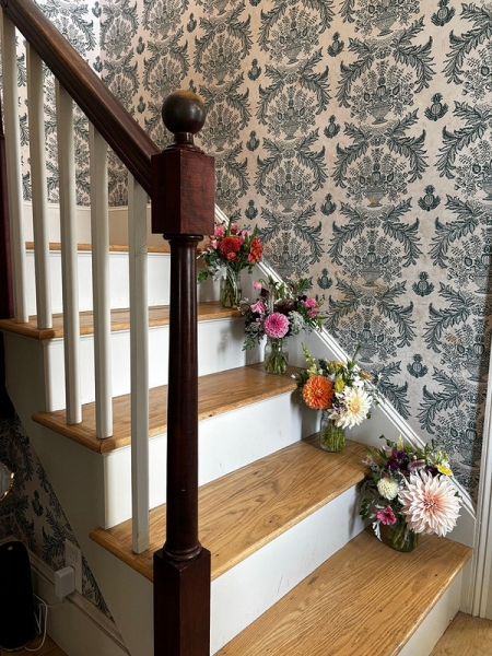 Как крепить балясины к ступеням, полу и перилам: выбор крепежа и пошаговая инструкция