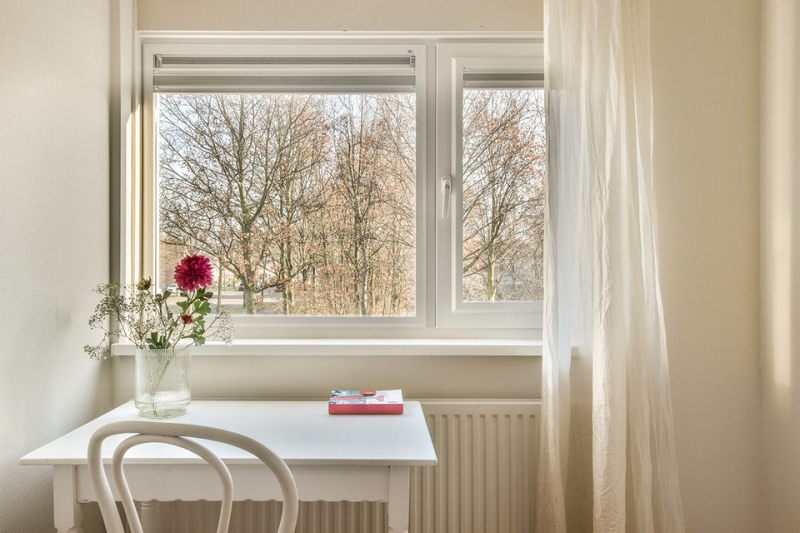 Как покрасить пластиковые окна: советы по выбору краски и пошаговая инструкция