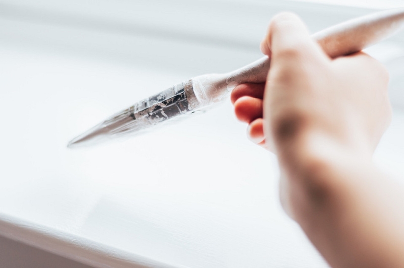 Как покрасить пластиковые окна: советы по выбору краски и пошаговая инструкция