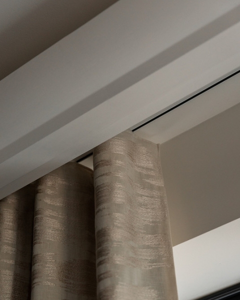 Карнизы для штор-2026: обзор видов, тренды и идеи для разных стилей (85 фото)