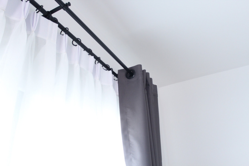 Карнизы для штор-2026: обзор видов, тренды и идеи для разных стилей (85 фото)