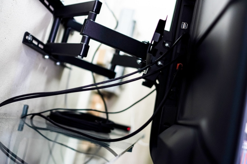 Как выбрать кронштейн для телевизора и монитора: виды и советы