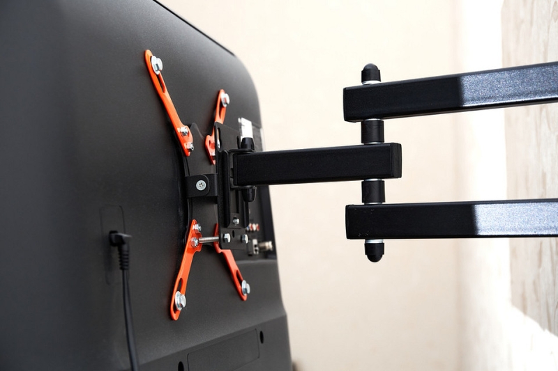 Как выбрать кронштейн для телевизора и монитора: виды и советы
