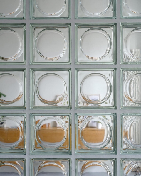 Стеклоблоки в интерьере: плюсы и минусы, варианты применения (93 фото)