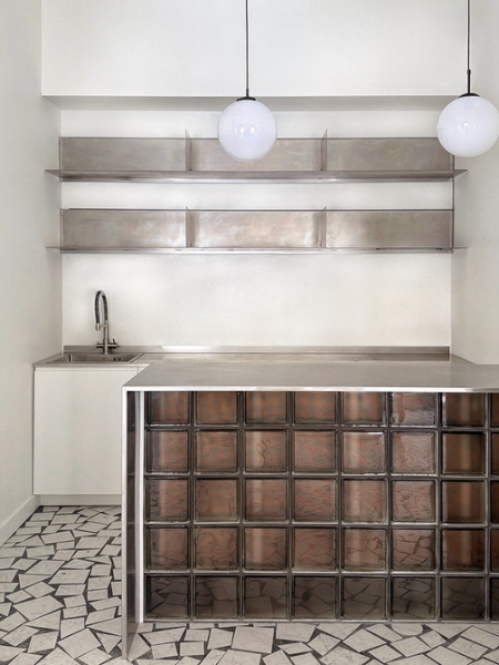 Стеклоблоки в интерьере: плюсы и минусы, варианты применения (93 фото)