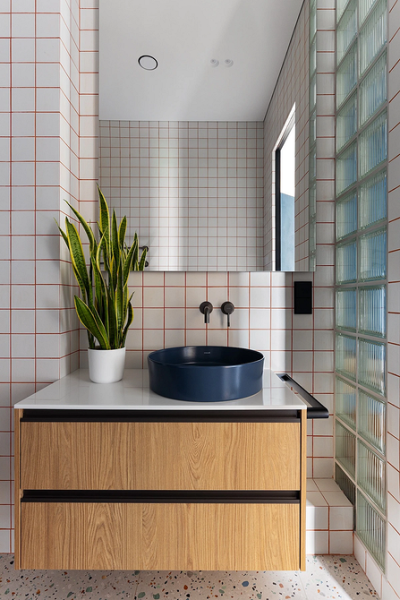 Стеклоблоки в интерьере: плюсы и минусы, варианты применения (93 фото)