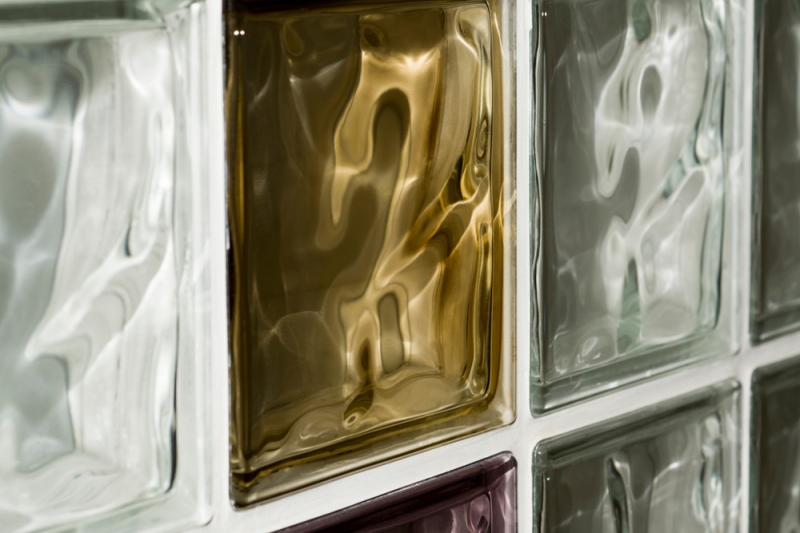 Стеклоблоки в интерьере: плюсы и минусы, варианты применения (93 фото)