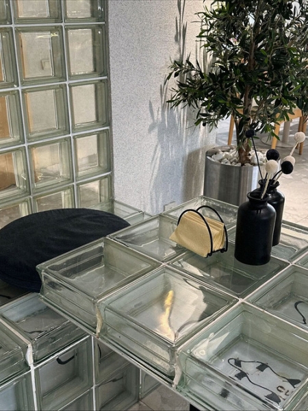 Стеклоблоки в интерьере: плюсы и минусы, варианты применения (93 фото)