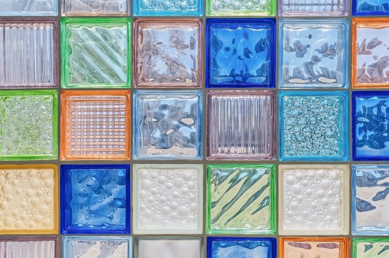 Стеклоблоки в интерьере: плюсы и минусы, варианты применения (93 фото)