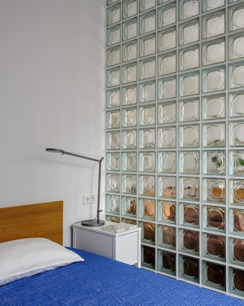 Стеклоблоки в интерьере: плюсы и минусы, варианты применения (93 фото)