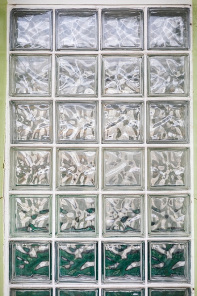 Стеклоблоки в интерьере: плюсы и минусы, варианты применения (93 фото)