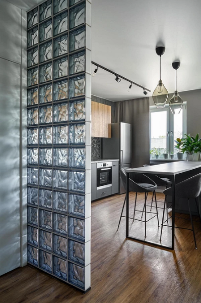 Стеклоблоки в интерьере: плюсы и минусы, варианты применения (93 фото)