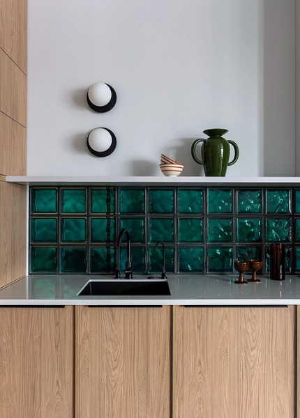 Стеклоблоки в интерьере: плюсы и минусы, варианты применения (93 фото)