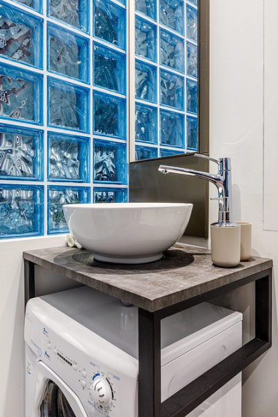 Стеклоблоки в интерьере: плюсы и минусы, варианты применения (93 фото)