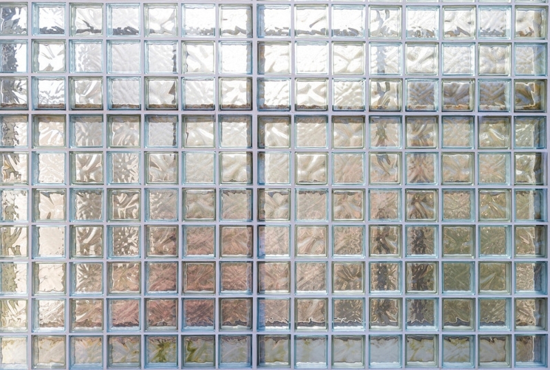 Стеклоблоки в интерьере: плюсы и минусы, варианты применения (93 фото)