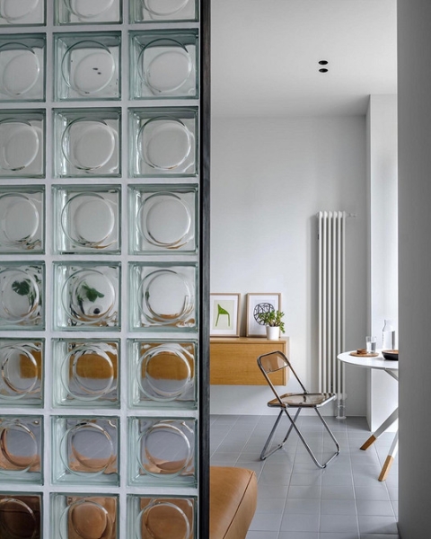 Стеклоблоки в интерьере: плюсы и минусы, варианты применения (93 фото)