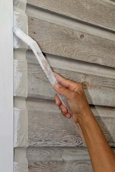 Чем покрасить старый дом: выбор краски для деревянных и оштукатуренных стен, советы по нанесению