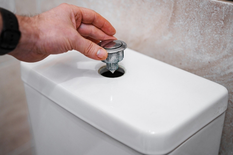 Как снять крышку с унитаза и ничего не сломать: простая инструкция