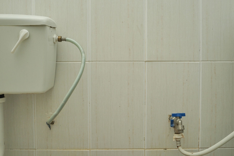 Как снять крышку с унитаза и ничего не сломать: простая инструкция