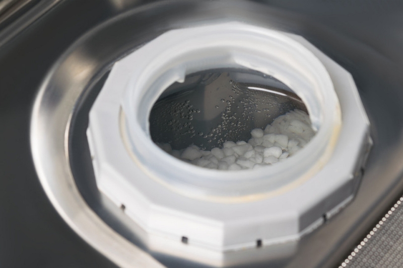 Соль в посудомоечной машине: как ее применять и можно ли чем-то заменить